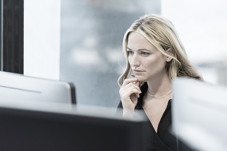  Woman at a screen | Atradius 