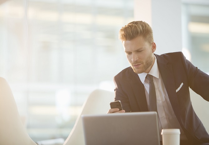 Young Man with Smartphone | Atradius